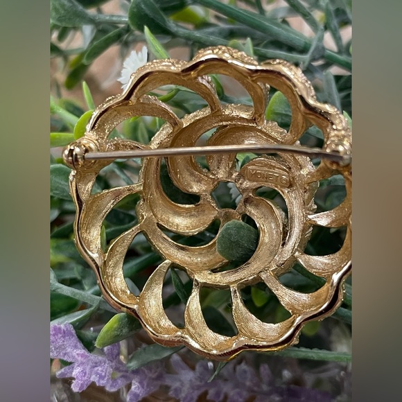 Exquisite Vintage Gold MONET Swirled 3D Brooch - Picture 4 of 7
